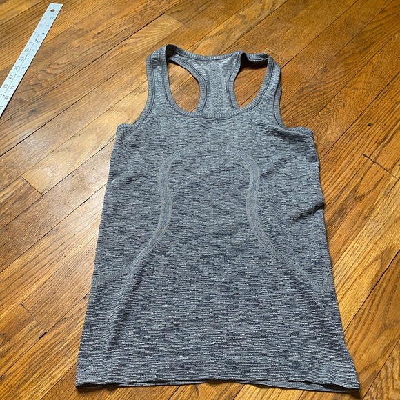 Lululemon Racerback Seamless Tank Top – Gray Space Dye – Size 4 (?) - Picture 4 of 7